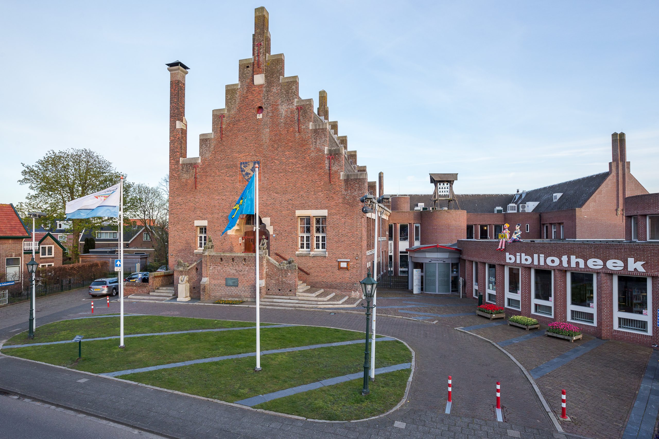 Vooraanzicht van gemeentehuis Noordwijkerhout.