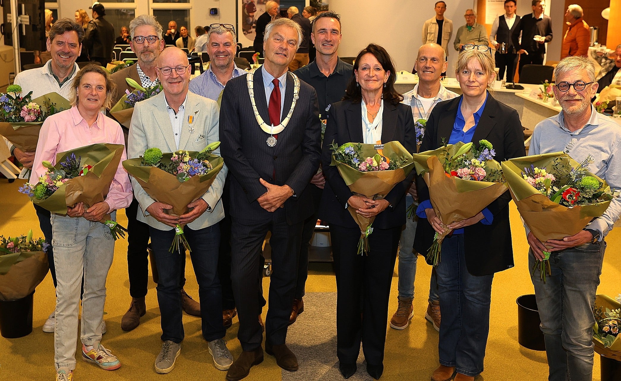 De twaalf raadsleden die afscheid nemen staan op de foto met de burgemeester
