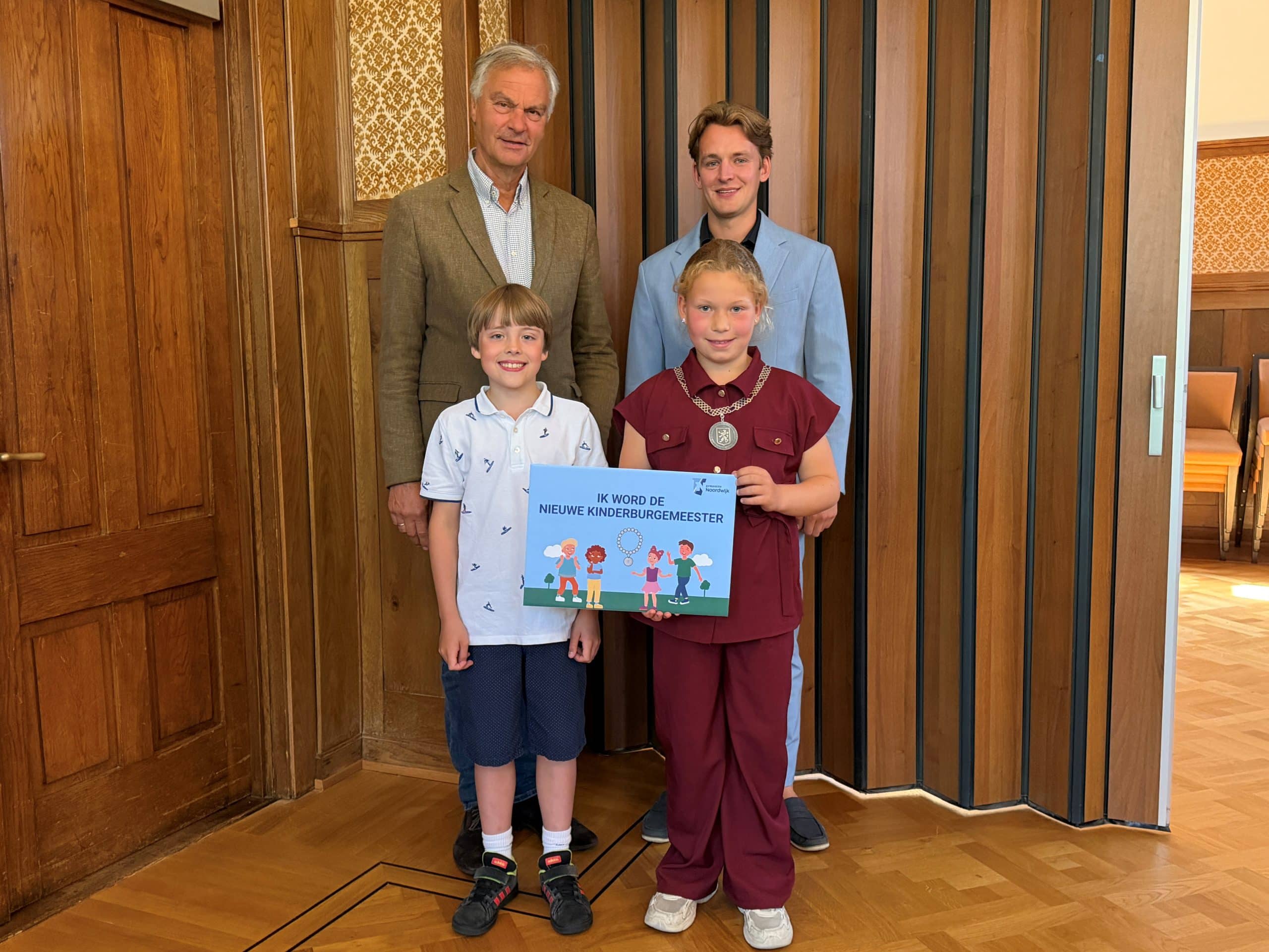 Burgemeester Bernt Schneiders met de nieuwe kinderburgemeester Fenna en voormalig Kinderburgemeester Pieter