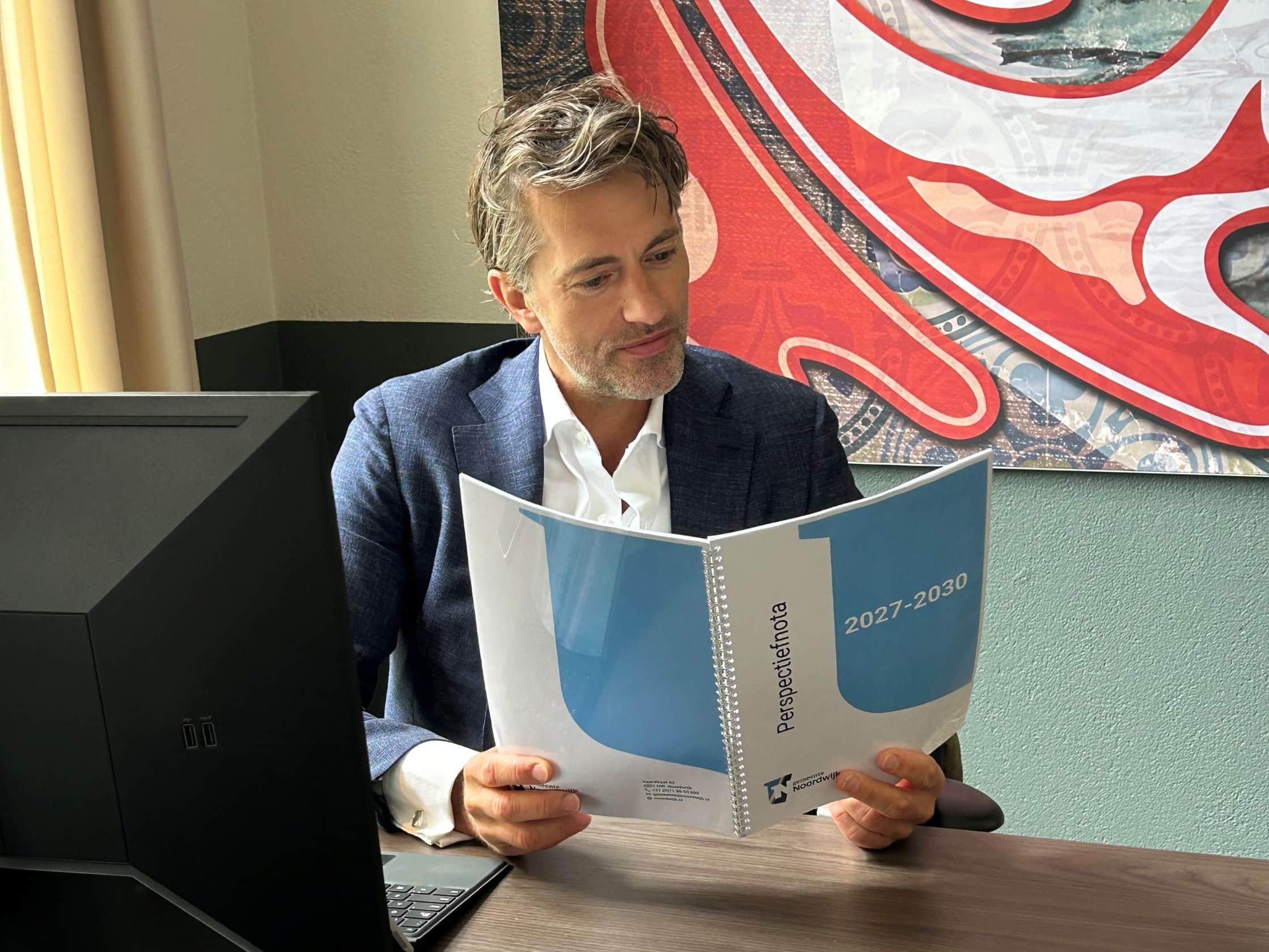 Foto van wethouder Pim van Strien met perspectiefnota 2027-2030 gemeente Noordwijk