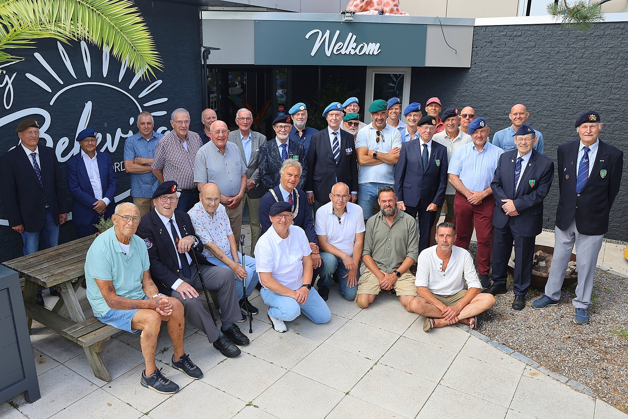 Een groepsfoto van de veteranen en de burgemeester