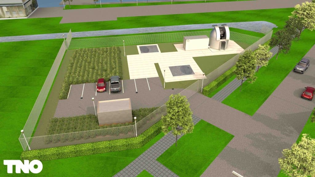 Tekening van omheind terrein met controle kamer en koepel en parkeergelegenheden.