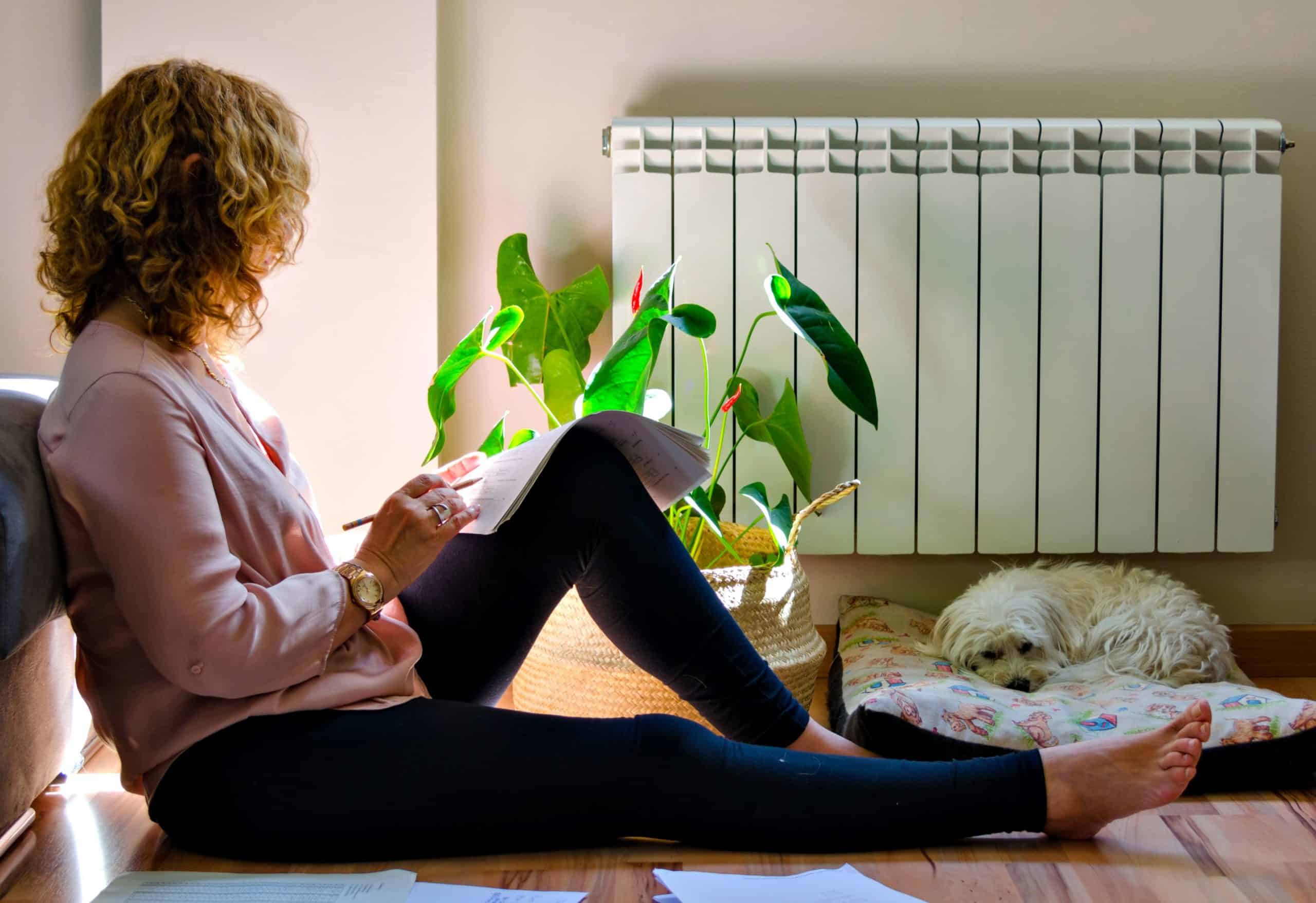 Foto ter illustratie van artikel aardwarmte, vrouw bij verwarming