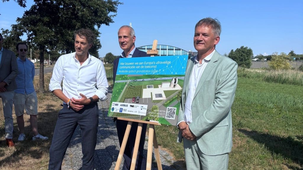 Wethouder Pim van Strien, Rob Postema van Airbus Nederland en Alan Kuresevic van SES naast het bouwbord van het optische grondstation