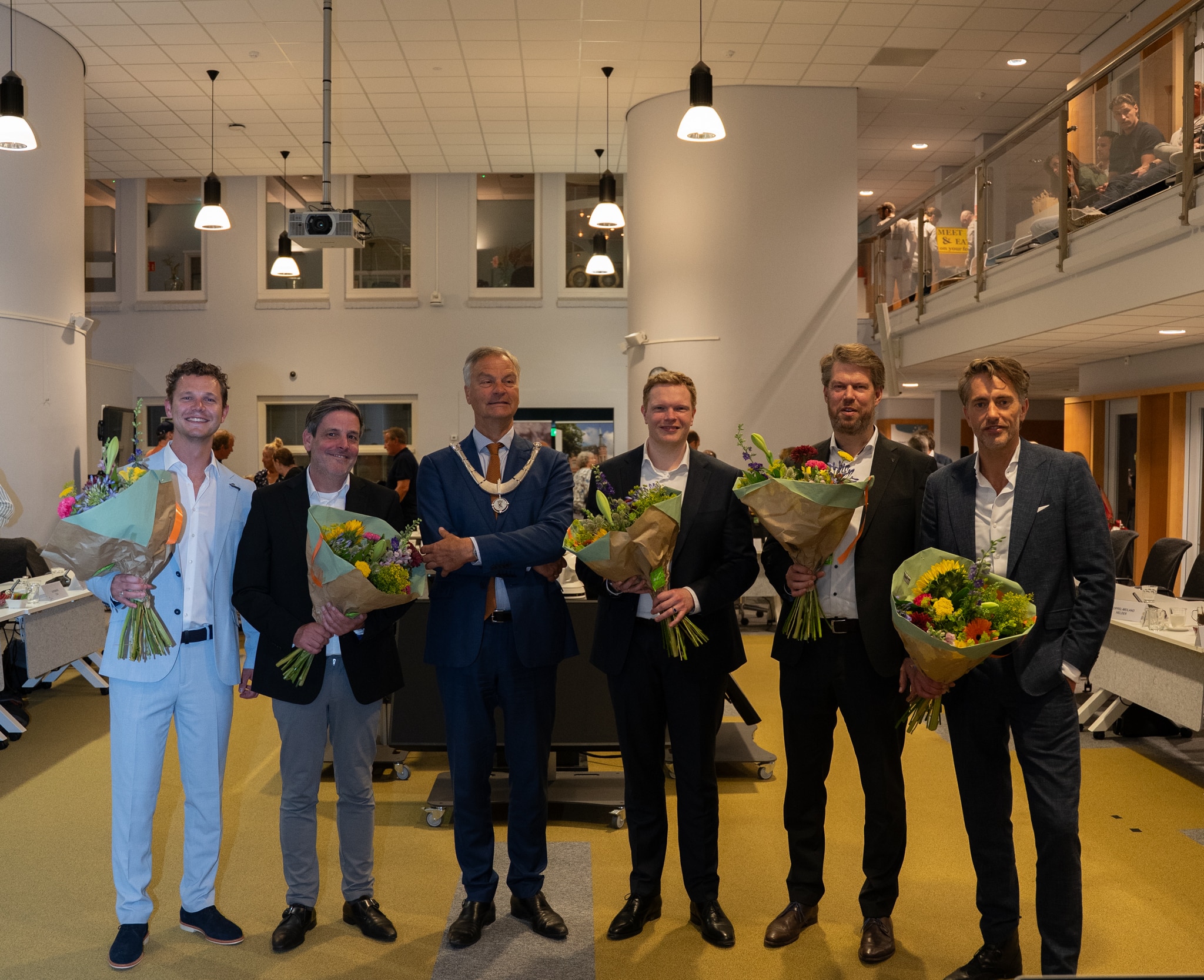 Nieuwe wethouders in de raadszaal met de burgemeester