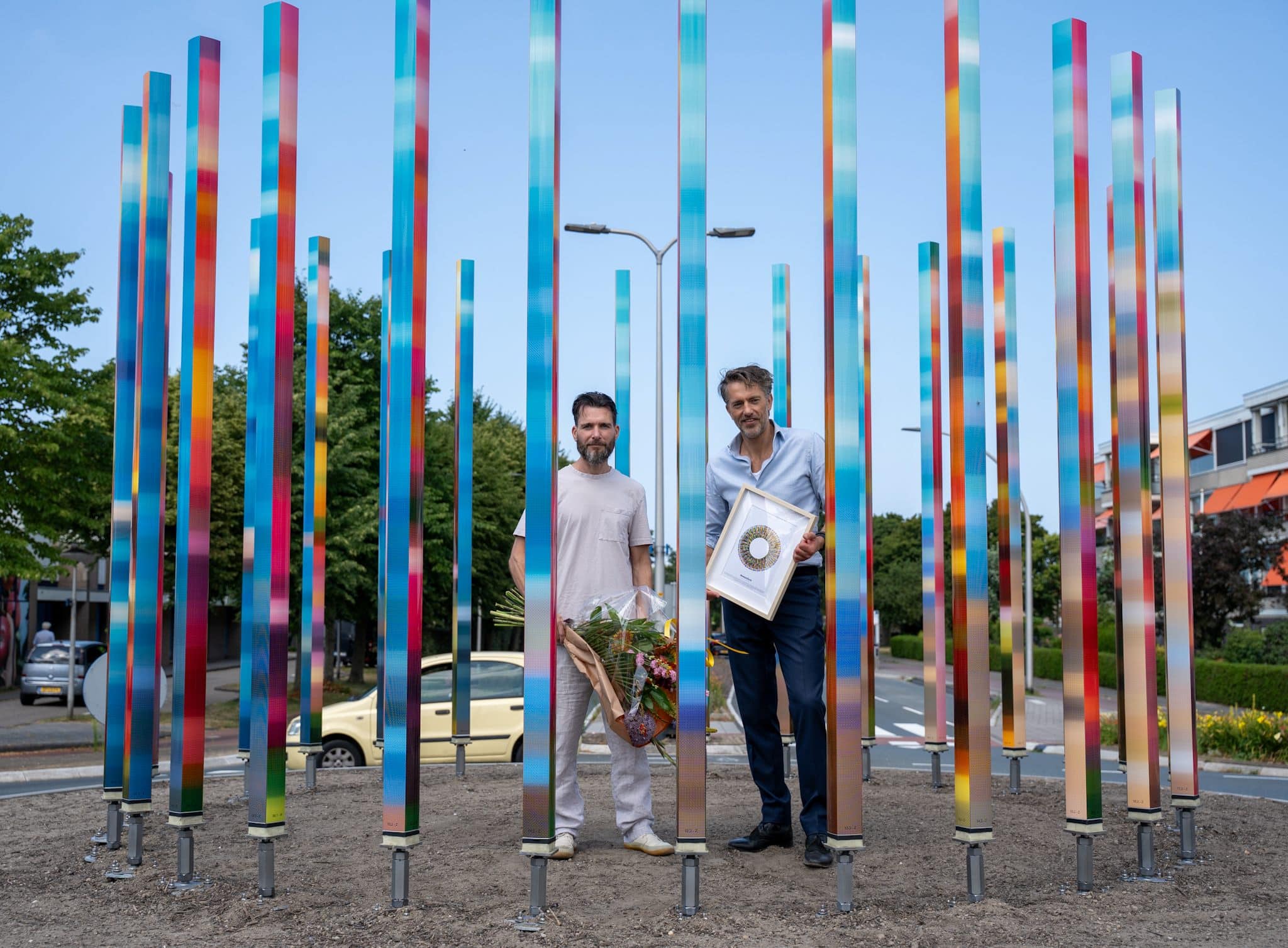 Foto van de onthulling van kunstwerk Strekenzicht op de rotonde Beeklaan in Noordwijk