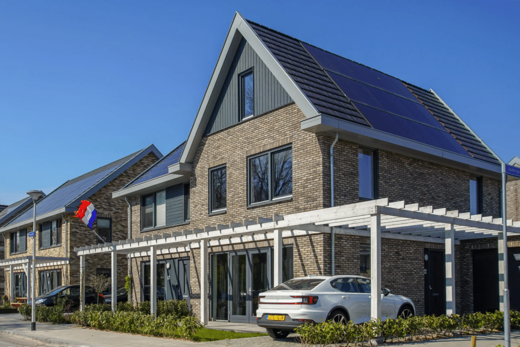 Huizen met oprit en zonnepanelen.