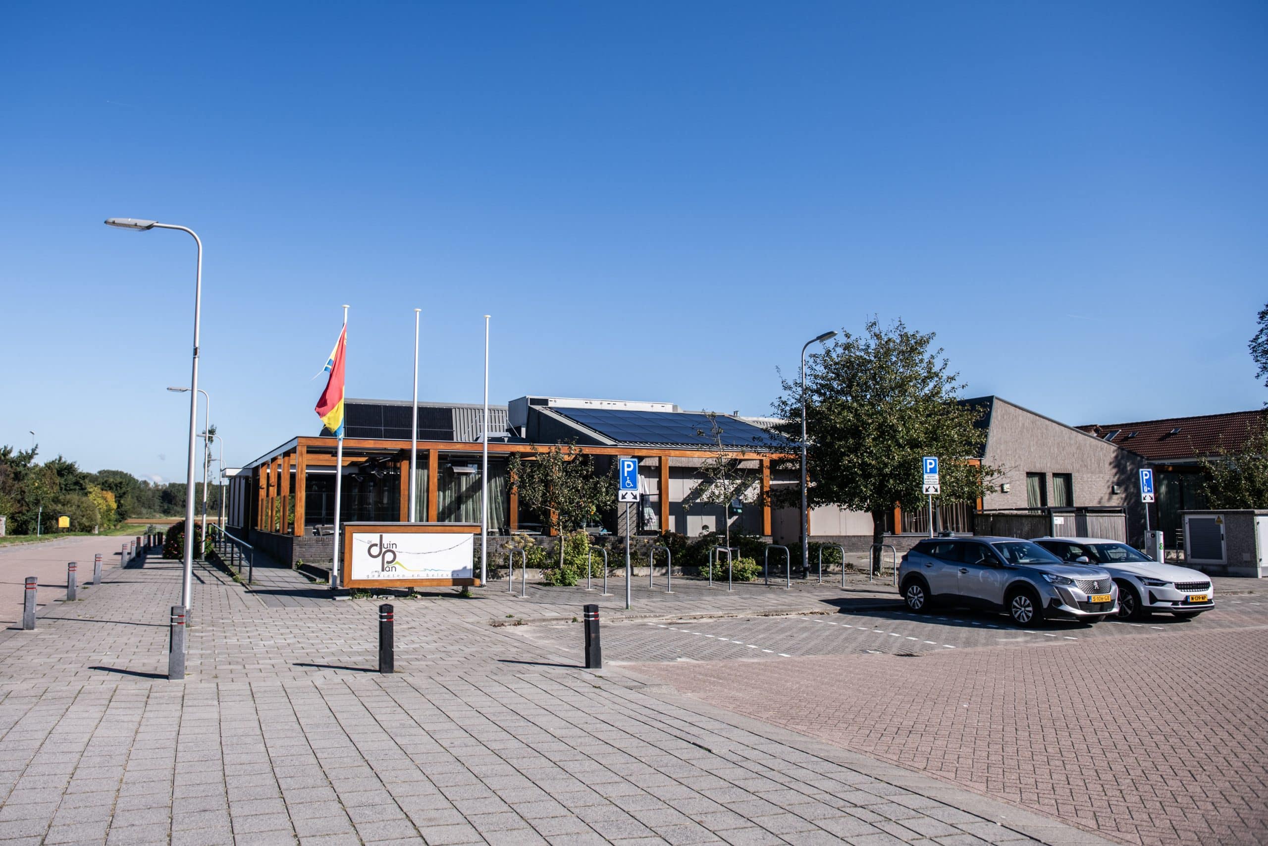 de duinpan met wat geparkeerde auto's ervoor