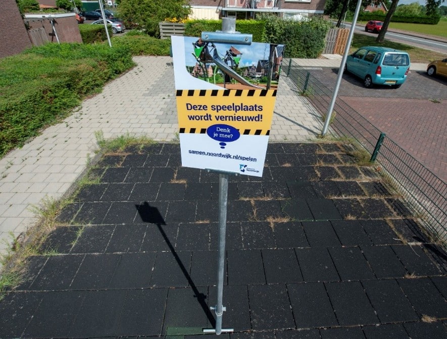 Bord op stoep met opschrift 'Deze speelplaats wordt vernieuwd'
