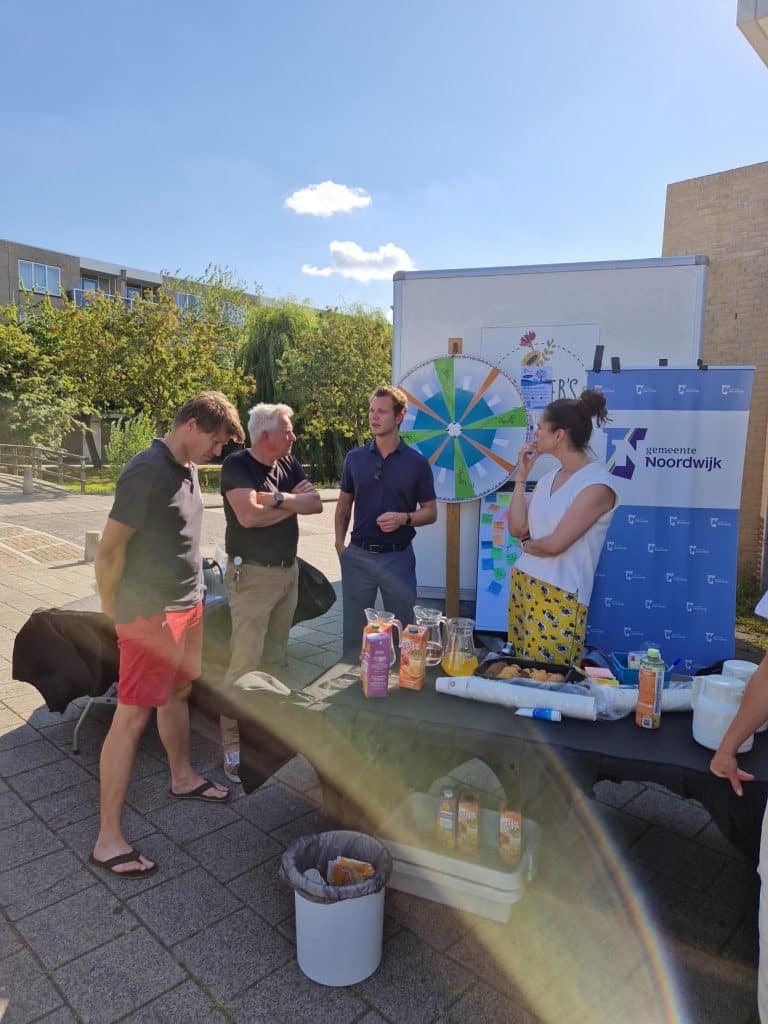Wijkregisseur in gesprek met bewoners.
