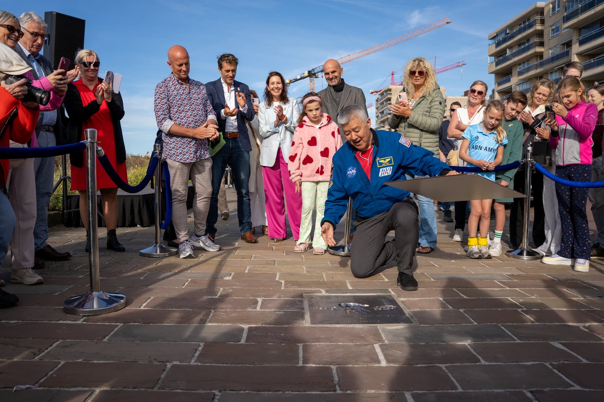 Tegellegging door astronaut Daniel Tani op Walk of Space Noordwijk