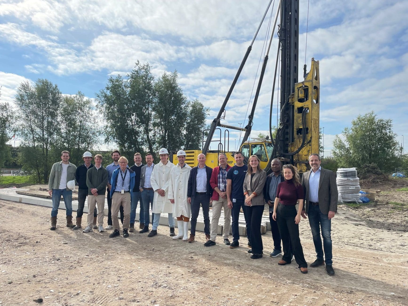 Foto van betrokkenen bij slaan eerste paal optisch grondstation Eagle-1 op NL Space Campus