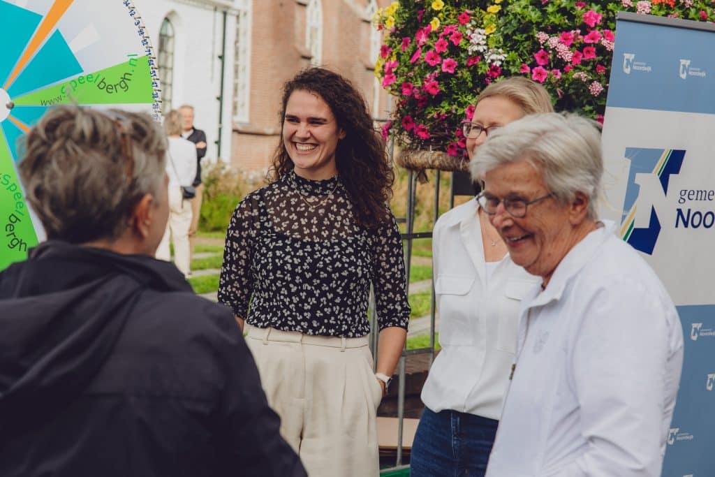 Participatiemedewerkers met burgers in gesprek.