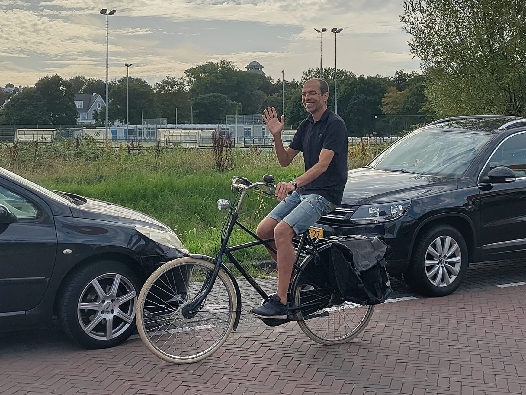 Raadslid Tim Verplancke op een fiets