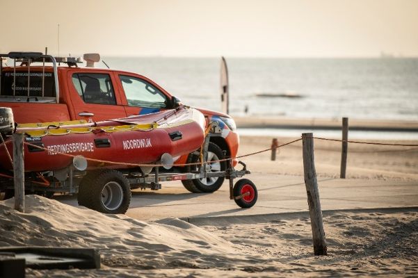 Auto van de Reddingsbrigade op het strand. Auto van de Reddingsbrigade op het strand.