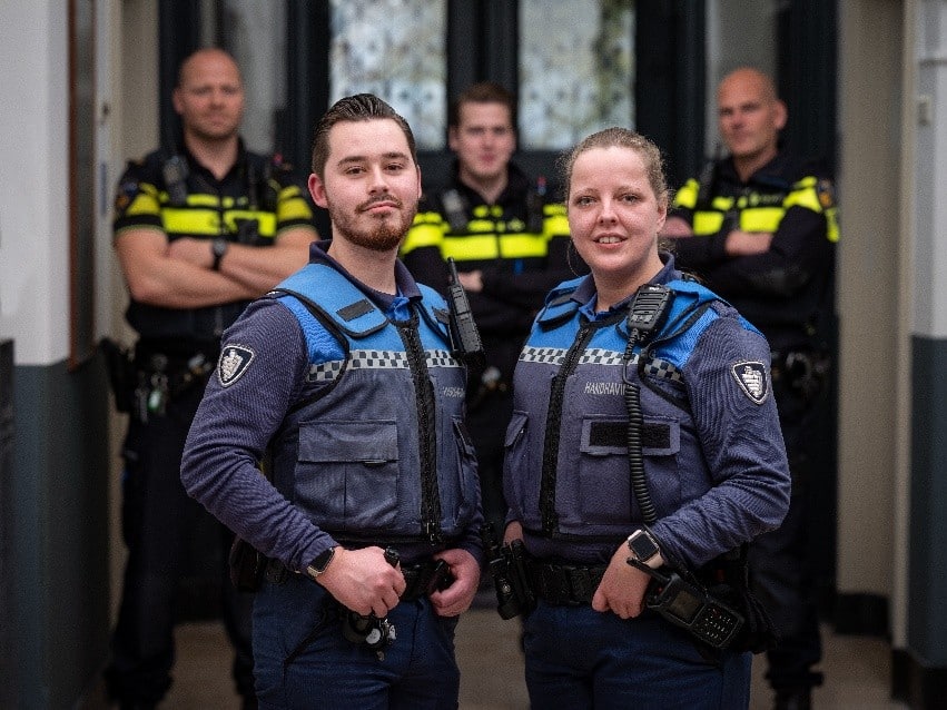 Boa's en politieagenten in uniform.