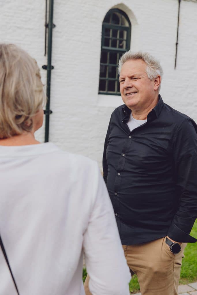 Wijkregisseur in gesprek met burger.