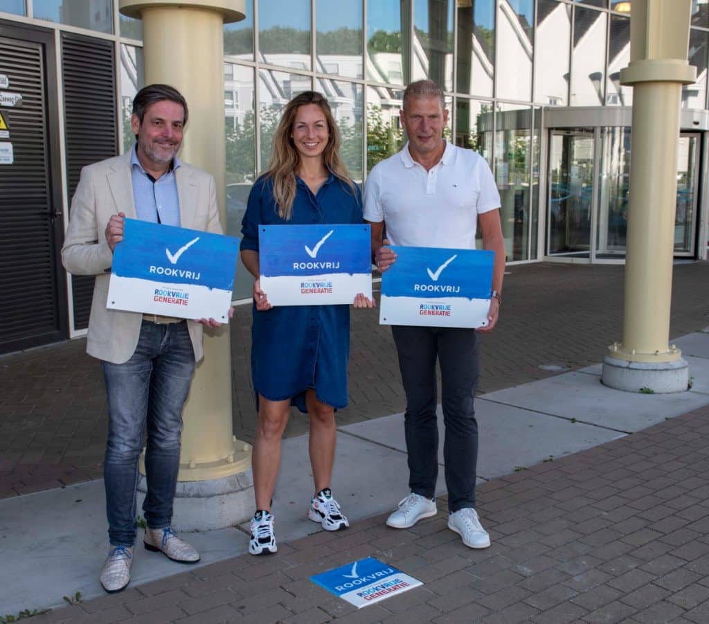 wethouder voor zwembad met tegel rookvrij