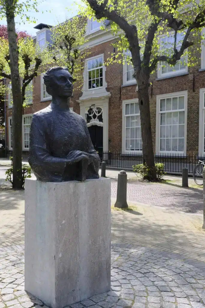 Beeld van Henriëtte Roland Holst op plein.