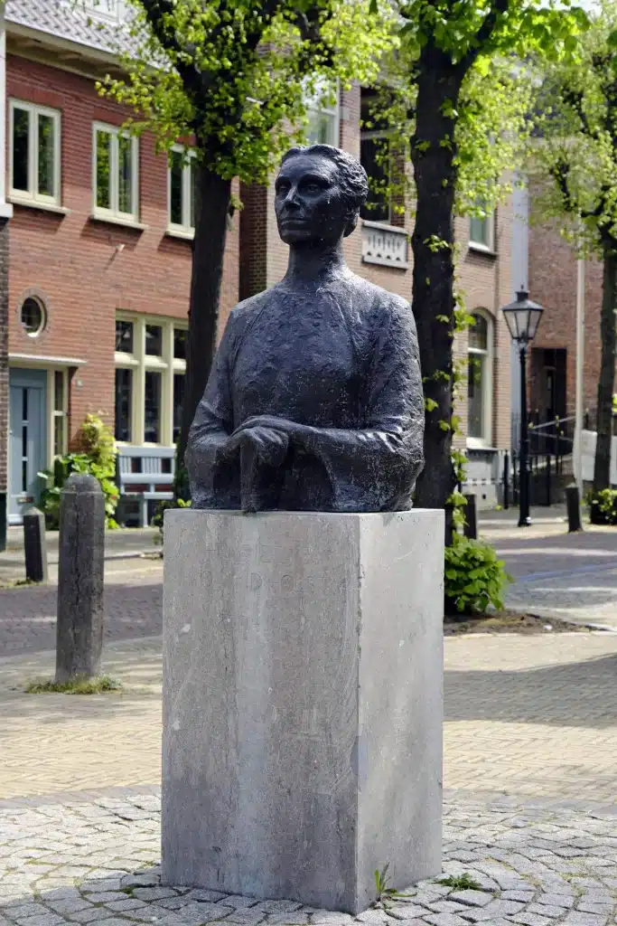 Beeld van Henriëtte Roland Holst op plein.