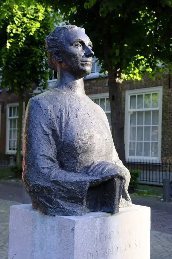 Beeld van Henriëtte Roland Holst op plein.