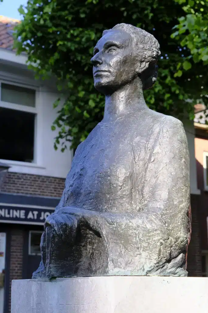 Beeld van Henriëtte Roland Holst op plein.
