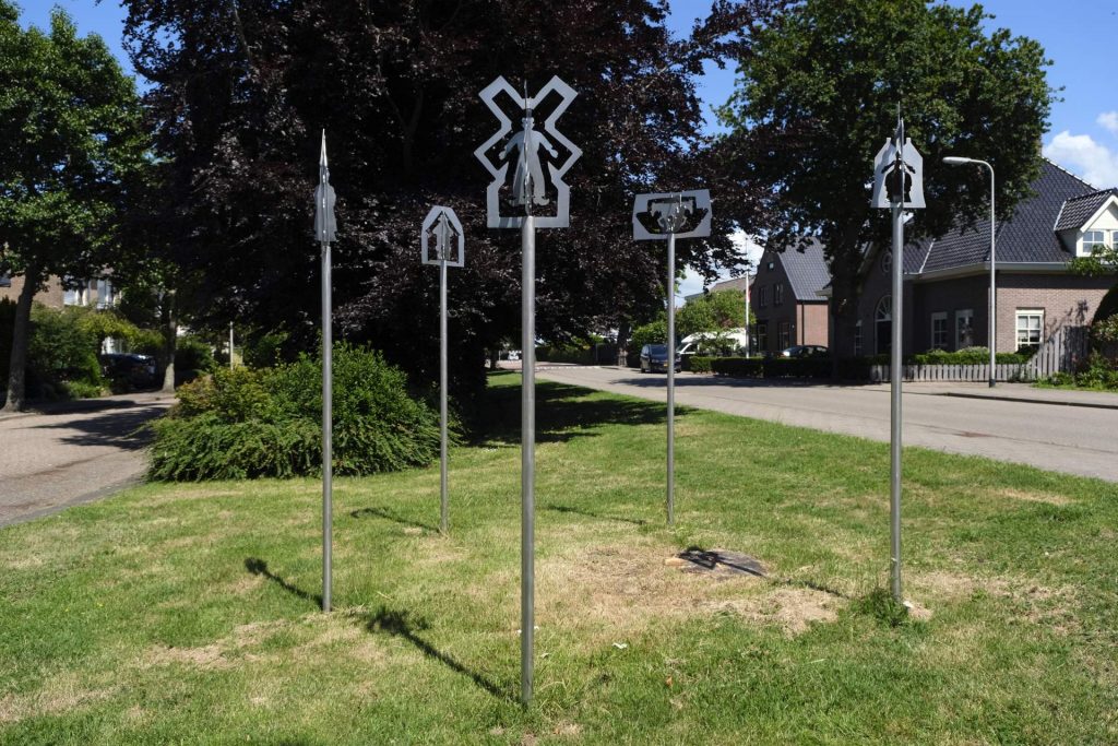 4 sculpturen in het gras.