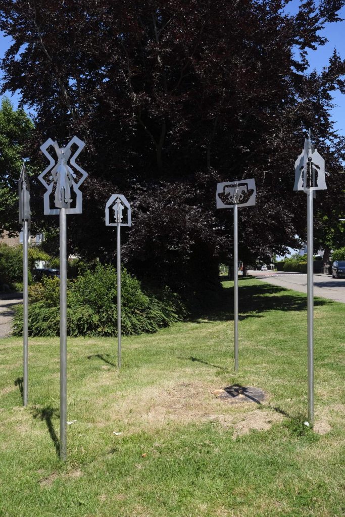 5 sculpturen in het gras.