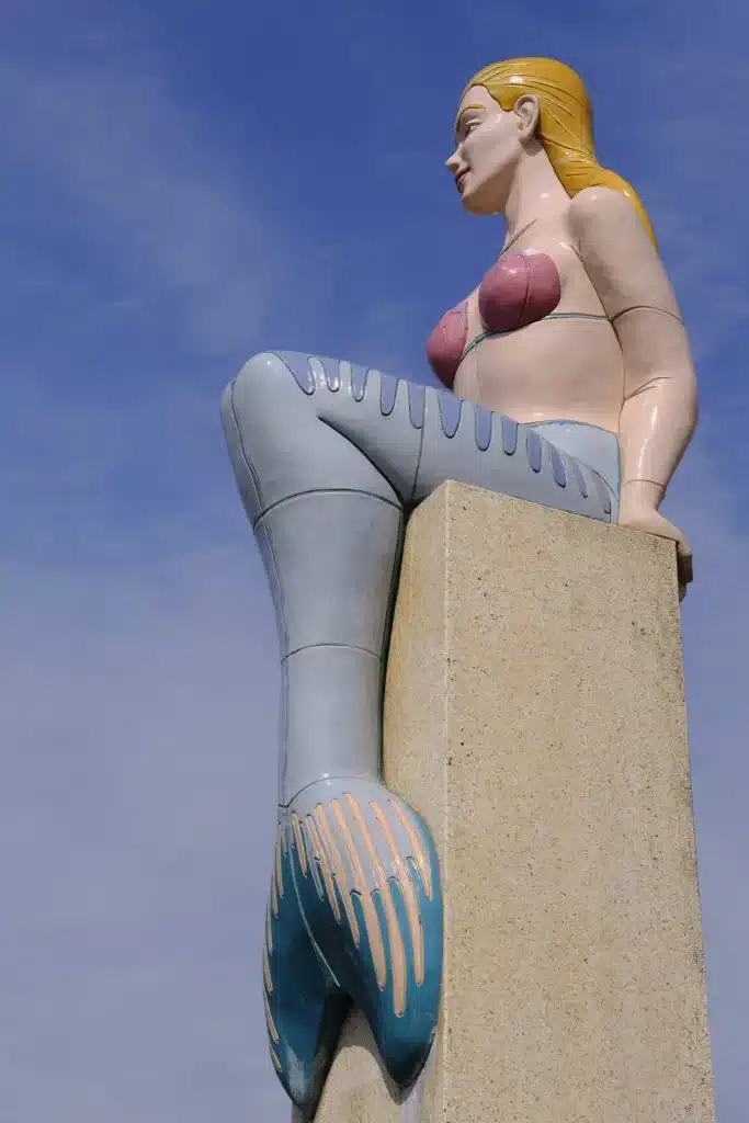 Beeld van een zeemeermin van de linkerkant genomen.