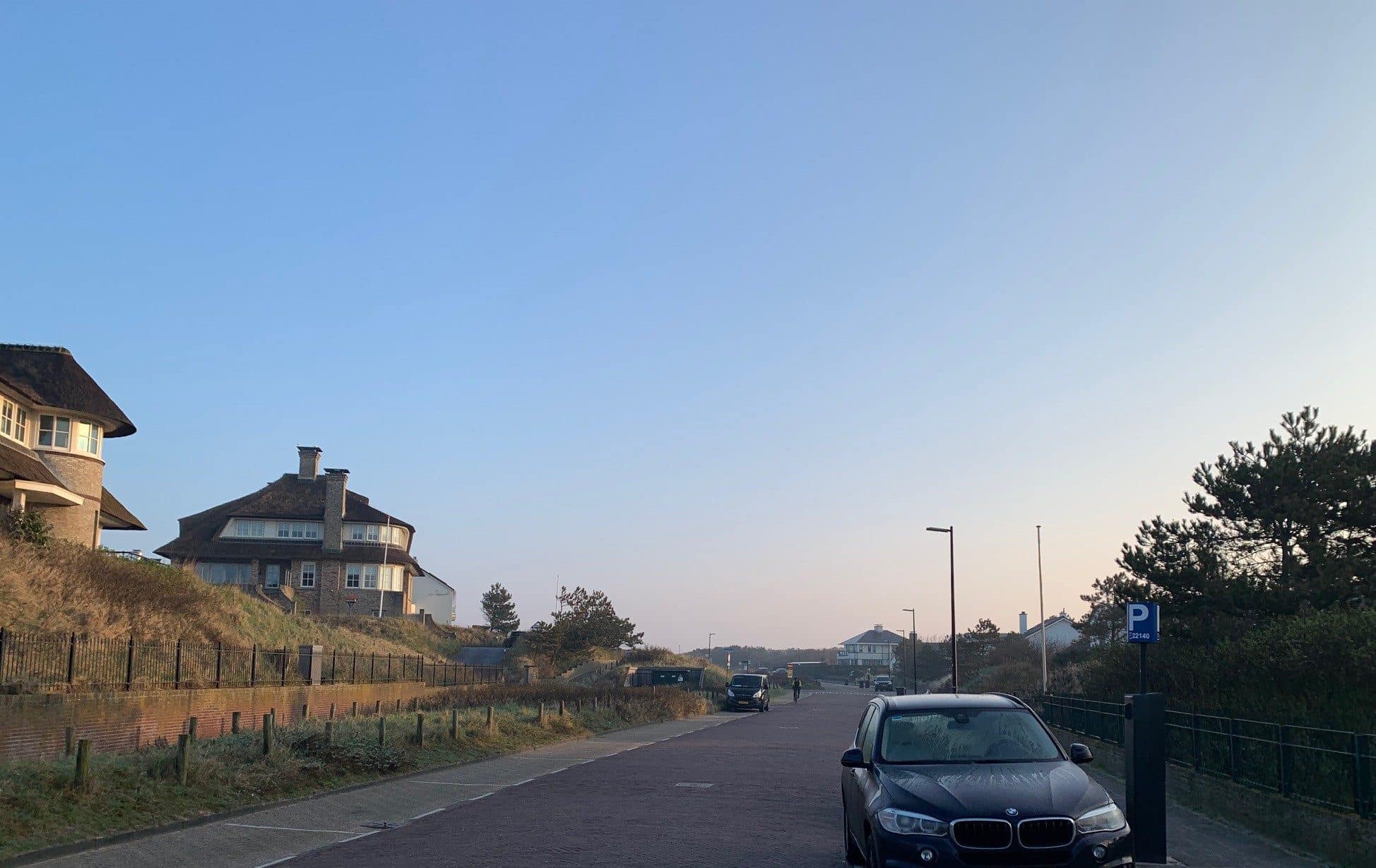 Straat in Noordwijk met geparkeerde auto's.