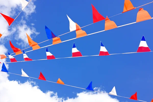 Slinger van vlaggetjes in oranje en rood/wit-blauw