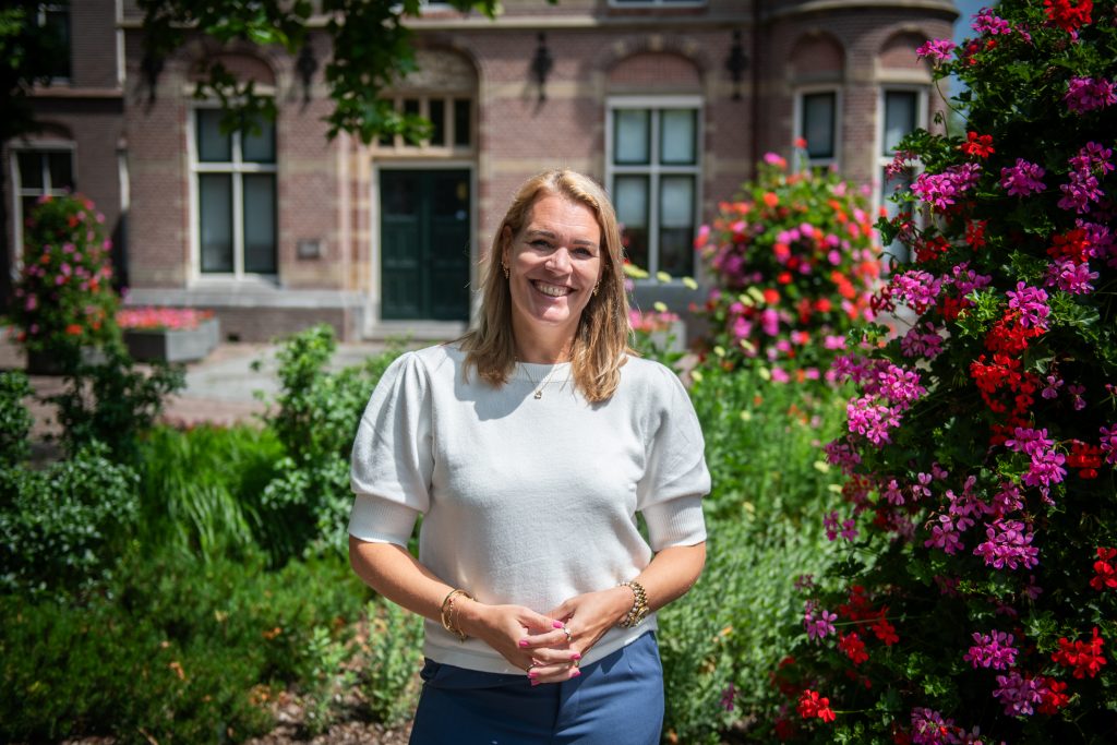 Karen Schuurink voor het gemeentehuis.