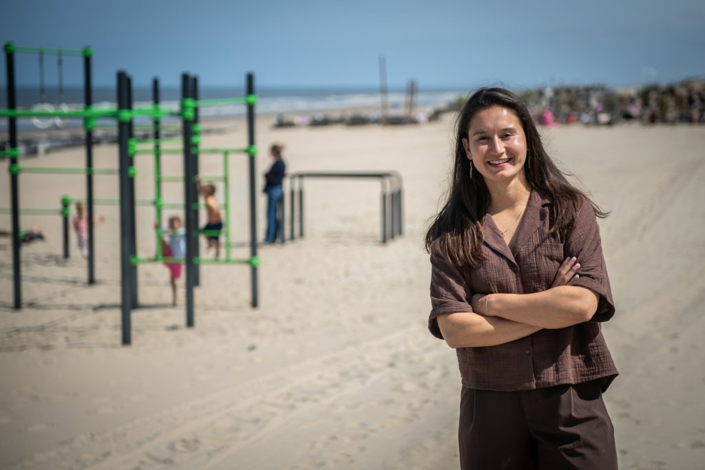 Mia Hordijk op het strand.
